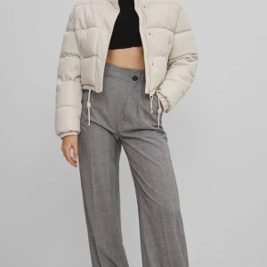 Vit Puffer jacket  - Jättefin pufferjacket från bershka, storlek XS. Superbra skick då den bara är använd två gånger. Jackan är lite vitare än på bilderna i verkligheten.
