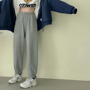 Mjukisbyxor - Gråa mjukisbyxor som tyvärr är för korta på mig. One size. Endast prövat dem. Köparen står för frakt! Skicka ett meddelande om du vill ha fler bilder!