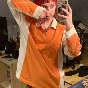 Långärmad Streetwear Orange - supercool streetstyle tröja, bra kvalite och skön att ha på sig. köpt på humana, använder ej längre :( 66cm lång, 53cm bred, 52 axelbredd, 48cm lång ärm (mätt från armhålan) 