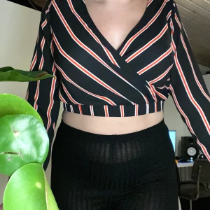 Snygg randig kort top - Jättefin kortare top från HM! Är i storlek L men skulle mer säga att den känns som M :) Använd ett par gånger bara! Är 100% polyester 