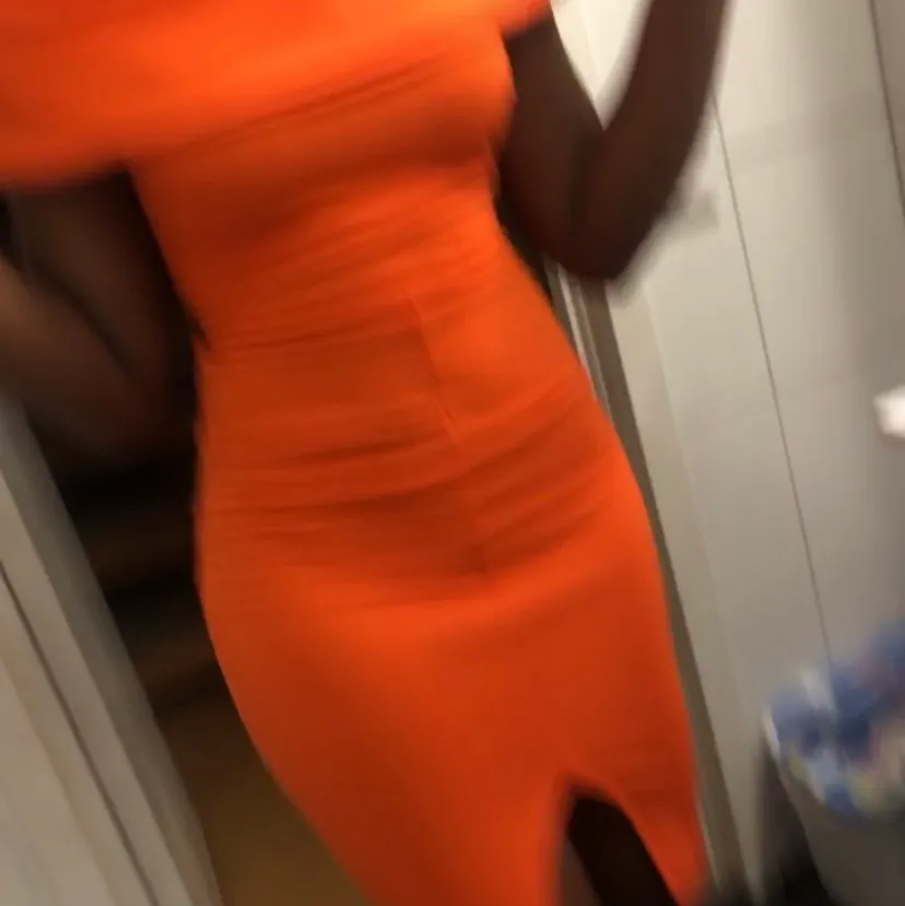 Jag säljer en orange klänning. . Klänningar.