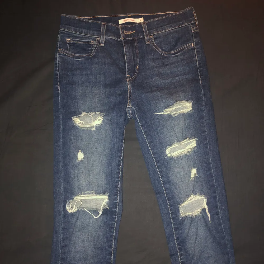 Skinny ripped jeans från Levi’s. Midja 27, längd 28. . Jeans & Byxor.