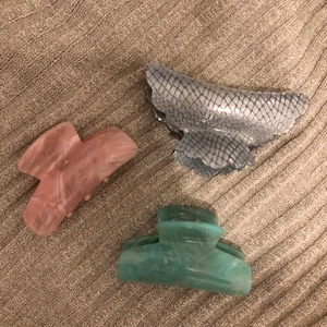 Hårklämmor i fina färger - Säljer dessa oanvända hårklämmor, alla 3 är mellanstora. Alla kostar 30 kr ST!! Så 90kr för alla. Frakten är 11 kr. 