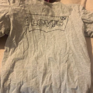 Levis tröja  - En skön tishert från Levis. Säljer då den int länge kommer till användning. Sitter fint och fint att ha som en vanlig tishert. Kom privat för intresse. Möts bara upp.