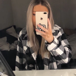 dickies flanell skjorta/jacka - säljes pga köpte fel storlek, den är fin att ha som oversize men på mig som är xs i vanliga fall var den lite väl stor, köpt för 650kr på ridestore, nu slut i lager, aldrig använd prislapp sitter kvar, kan användas som både skjorta och lite tunnare jacka, köparen står för frakt