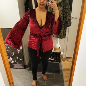 Sammetsblus - Omlott blus i vinrött sammet. Aldrig använd utanför hemmet! Den sitter säkert perfekt med mindre, mer ungdomliga tuttar. #gelehallon Ammaah right?