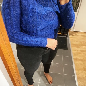 Blå tröja - Köpt hmmm, back when jag var #teamedward typ. Men god kvalitet och fortf fin färg. Strl XS. 75 kr + frakt