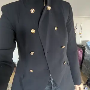 Mörkblå Zara blazer. Aldrig använd. XS men passar S/M. Kan mötes i Göteborg eller skickas