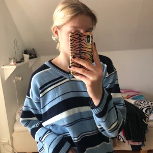 Randig stickad tröja - Tröjan är i strl XL och är oversized på mig som har strl XS-S. Från STUTS. 