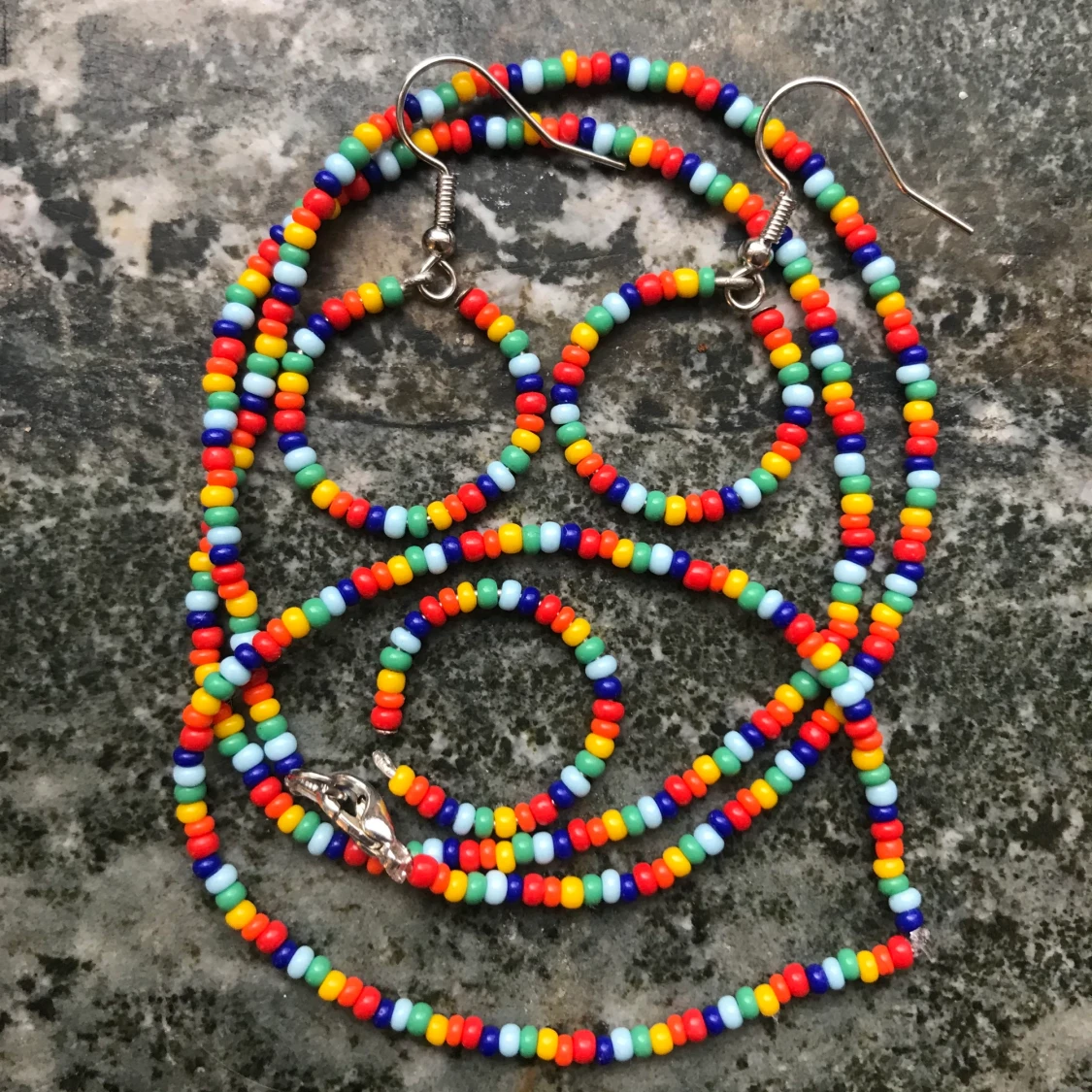 Smycken i regnbågens färger!