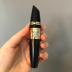 Max Factor False Lash Effect Waterproof Mascara - Bästsäljande Max Factor False Lash Effect Waterproof Mascara Black, helt oöppnad!! Nypris 179kr