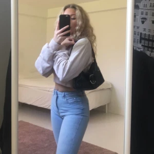 Vida jeans - Säljer mina favoritjeans, mina vida ljusa jeans från Junkyard då de blivit för små för mig. De är uppsydda till min längd (jag är 160) men inte klippta så det går att sprätta bort💕