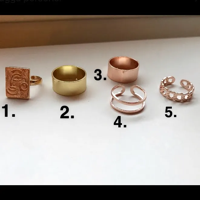 Säljer dessa superfina ringar!😍😍 1 och 2 är guldfärgade och 3,4 och 5 är roséguld✨ Alla ringar är justerbara så passar alla!🙌🏻  100:- styck eller 2 för 150:- (Frakt tillkommer på 12:-💌) . Accessoarer.