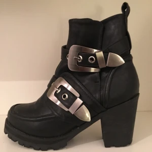  - Boots från Nelly, använda en gång! 