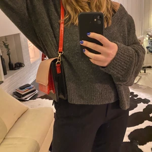 Axel/crossbody väska - Superfin väska som tyvärr aldrig kommer till användning. Använd endast 1 gång! Superfin till sommaren och våren. Kan både bäras crossbody och justeras med kortare band för att hänga på axeln. 66kr frakt betalas av köpare💕