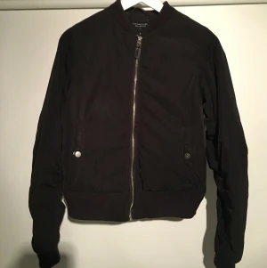  - Otroligt snygg och fluffig bomberjacka!