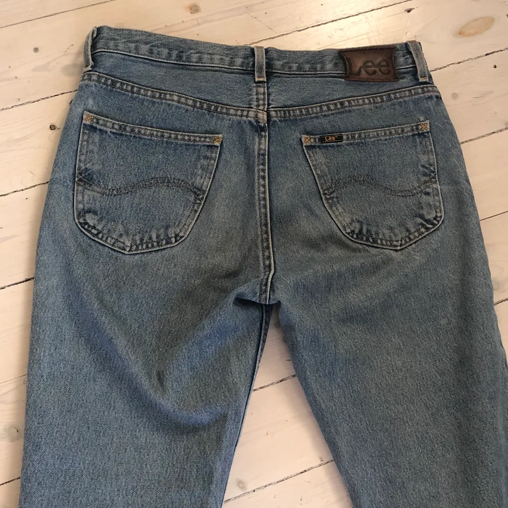Ett par assss coola jeans från lee med en slitning på ett av benen. Dom är tyvär för små för mig, helt oanvända men jag köpte dom på sellpy. Det står ingen strlk men innerbenslängden är ca 75cm. Jeans & Byxor.