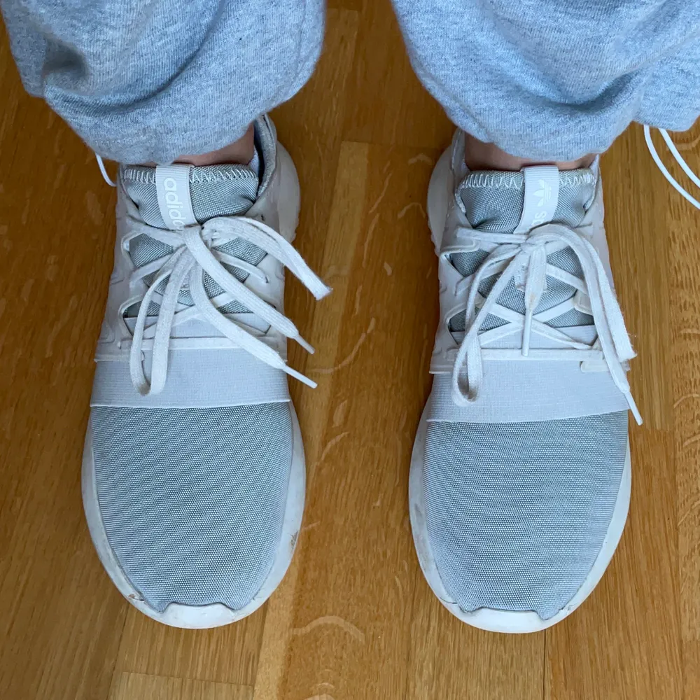 Vita sneakers från Adidas. Knappt använda! Väldigt sköna! Sulorna går nog att tvätta väldigt enkelt, så ser de ut som nya.. Skor.