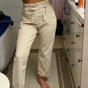 Snygga manchester byxor! strl 34 - Splitter nya byxor med prislapp! Från river island, nypris 450kr! Frakt står köparen för