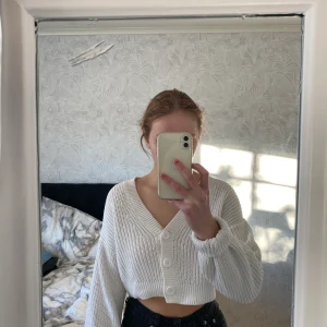 Stickad tröja  - Jätte fin stickad tröja från H&M, använd en del men inte några defekter, superbra skick! Säljs då den är lite för liten för mig!  Är villig att fixa paketpris vid köp av flera plagg!:)