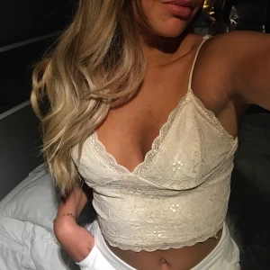 Spets topp - Fin spetstopp med reglerbara band. Snyggt att ha under en blazer!😍