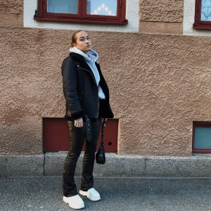 Snygg jacka! - Säljer min snygga jacka för att den mest av tiden hänger i gaderoben. I mycket bra skick som jag köpte för 999kr 
