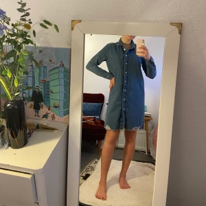 Jeans dress with collar and  metal buttons size 40 - Jacqueline de YONG jeans dress size 40. Didn’t wear it at all ,so it’s in a perfect condition.62% cotton, 20% polyester, 18% viscose