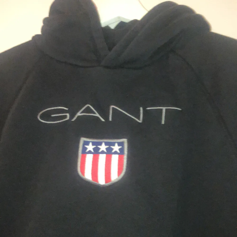 En gammal Gant hoodie som inte är mycket använd i  storlek S. Går att mötas upp i Stockholm.. Tröjor & Koftor.