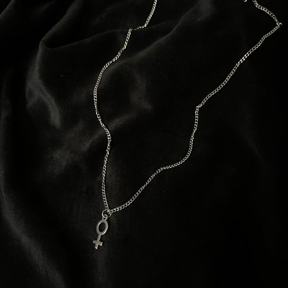 Halsband med kvinnosymbolen gjord av mig. Finns flera❤️ 65+15kr frakt😍. Accessoarer.