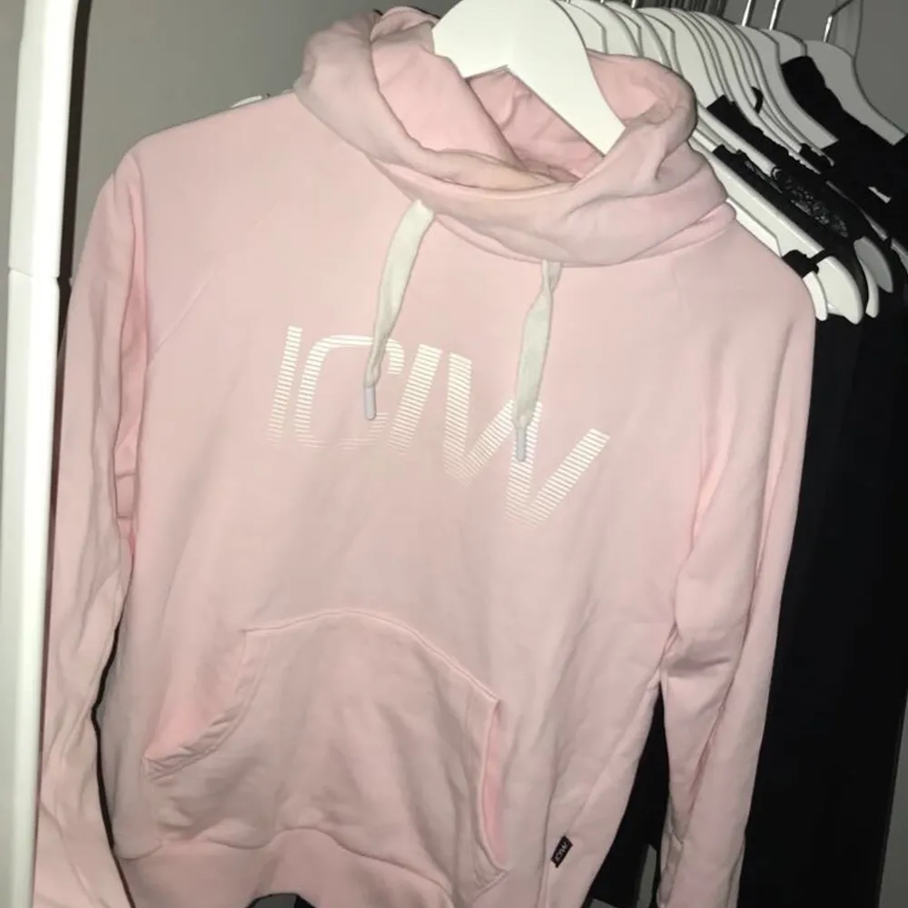 Säljer denna rosa iciw hoodie, i storlek xs. Använd 2 gånger & superfräsch 💪🏽 säljes för 200kr , frakten ingår 💪🏽🥰. Hoodies.