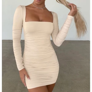 Oh polly klänning - Säljer denna fantastiskt fina klänningen från Oh Polly pga att den är för liten för mig✨✨ Den är otroligt snygg och passar till alla tillfällen💞 Endast använd en gång!! Storlek S. Frakt ingår, puss💞💞💞