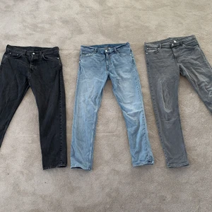 Weekday jeans  - Modell Sunday: ljusblå 32/32 och ljusgrå 32/32. Modell Pine: mörkgrå 32/30. Sunday jeansen 200kr st och Pine 70kr.
