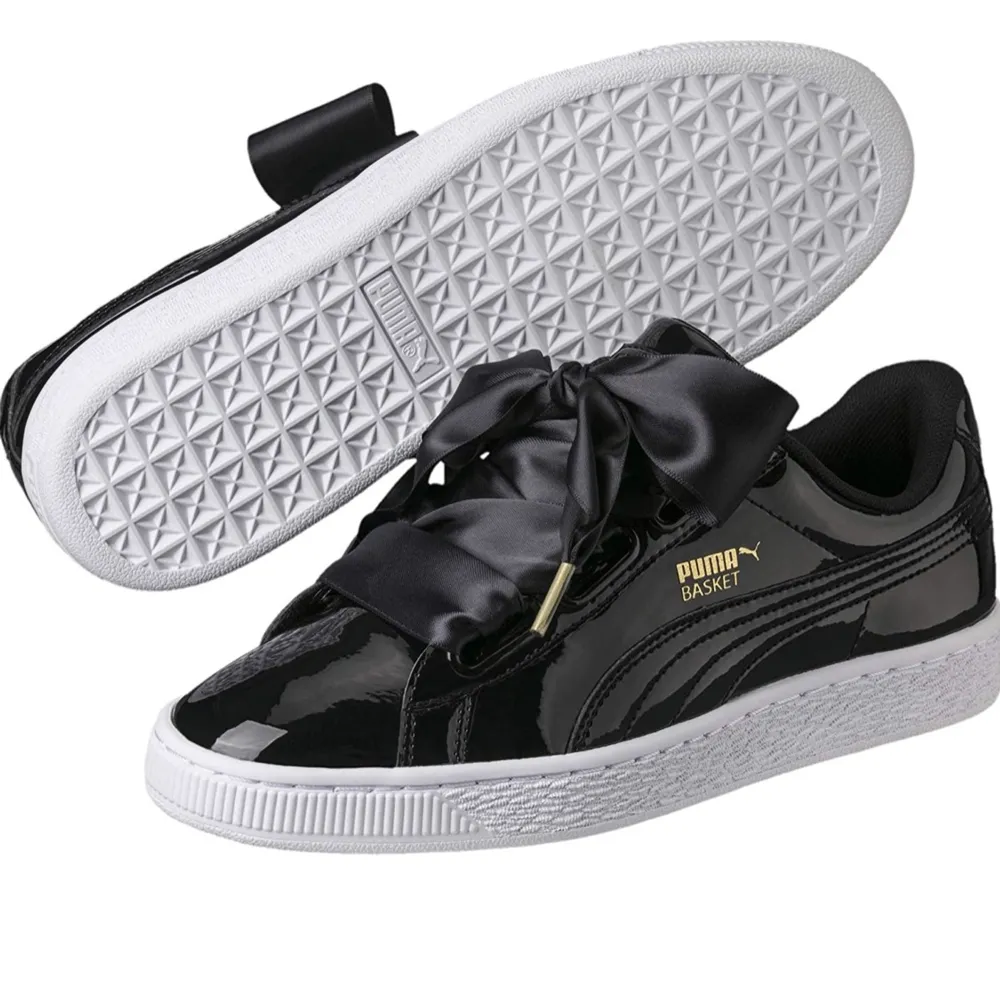 Basket heart patent WN’s. Svarta glansiga Puma skor i storlek 37,5. Sparsamt använda. Ingår ett till par skosnören i satin som syns på sista bilden. Skor.