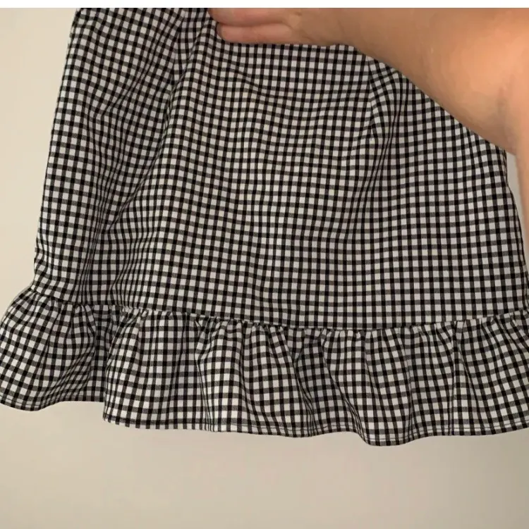 Säljer denna supersöt kjol köpt av en annan användare här på plick, den passade tyvärr inte mig så därav säljs den , FRAKT INGÅR I PRISET😋. Kjolar.