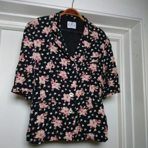 Vintageblus - Jättefin vintageblus! Litet hål vid axeln, syns på sista bilden, inget man tänker på men jätteenkelt att åtgärda🌹