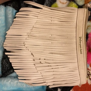 Vit väska - En jättefin väska. Nästan aldrig använd och säljs pågrund av att den inte är min stil längre.