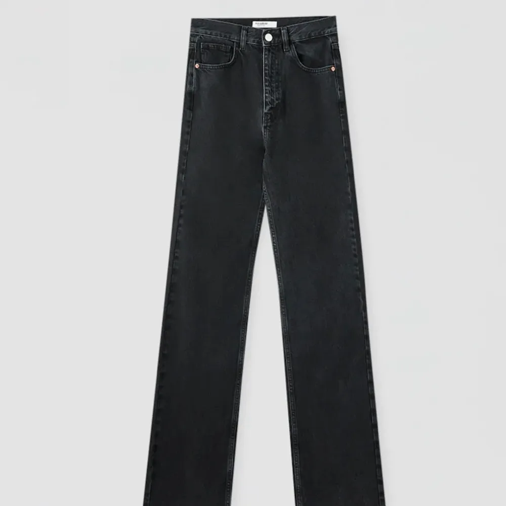 Säljer mina jeans som jag har klippt av så dem ska passa mig som är 160cm men har aldrig använt dem och dem är helt nya💕. Jeans & Byxor.