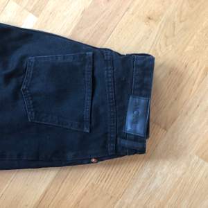 Taiki-jeans från Monki. Svarta, men en lite blekt svart. Stl 26 och använda några gånger.  100:- plus frakt (63:-) 