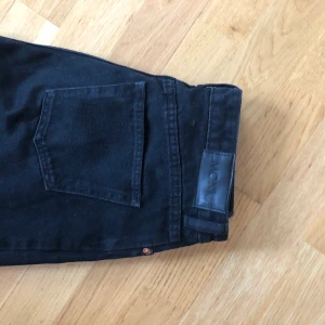 Jeans - Monki - Taiki - Taiki-jeans från Monki. Svarta, men en lite blekt svart. Stl 26 och använda några gånger.  100:- plus frakt (63:-) 