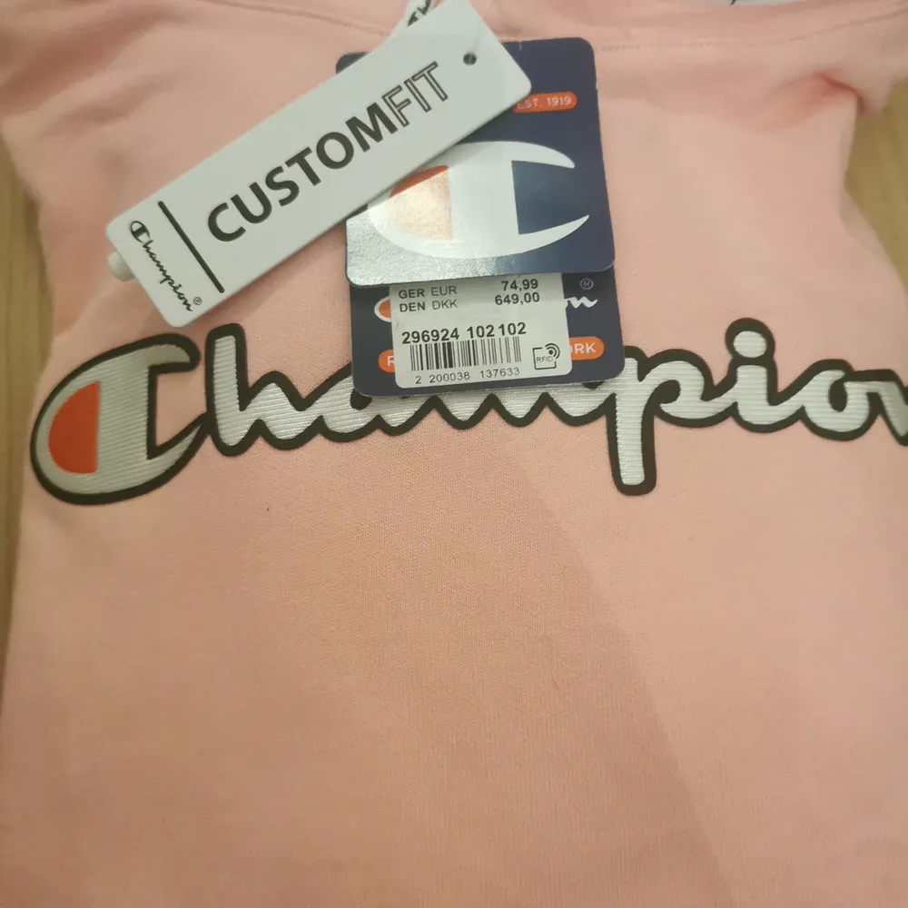 Rosa champion hoodie, Aldrig använd lapp finns tom kvar. Pris kan diskuteras, fri frakt . Tröjor & Koftor.