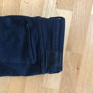 Mörkblå jeans från Weekday i modellen Cut Treble. Lite kortare, lätt utställda ben. Superfin modell! Använda ett fåtal ggr.  Stl W27. 100:- plus frakt (63:-) 