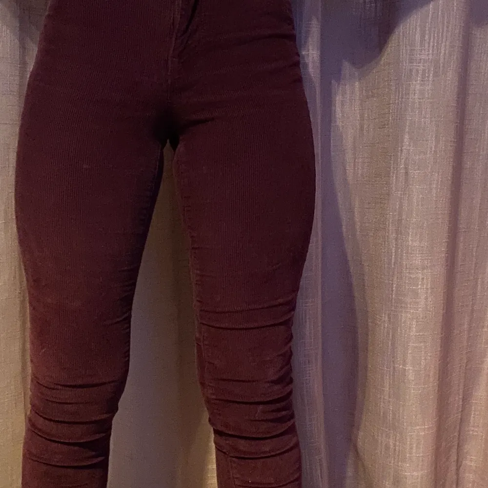 Vinröda manchester byxor från Cubus, storlek XS. Stretch bara byxor som töjs utefter din kropps typ. Pris: 100kr +frakt. Jeans & Byxor.
