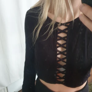 Cropad blus - Snygg långärmad blus/tröja. Utskuren fram, dragkedja i sidan. Märkt 40 men liten i storlek.