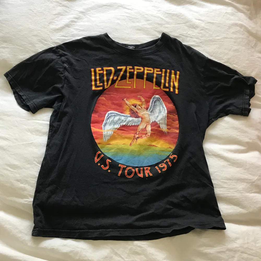 En Led-Zeppelin thriftad t-shirt. Har ej använt den thriftade den för nån vecka sen men tröjan i sig är märket Bershka. Tröjan har även en bra passform. Köparen står för frakt🦕. T-shirts.