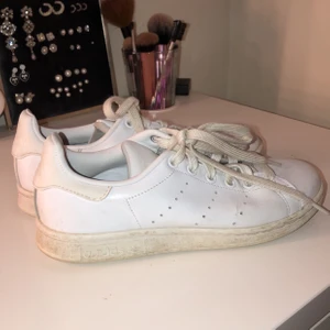 Vita adidas skor storlek 37 - Vita använt nån gång för nått år sedan