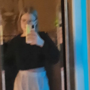 svart långärmad magtröja, från hm, storlek xs - den är väldigt varm, armarna är väldigt stora och pösiga, man kan säkert ha den från xs-m 