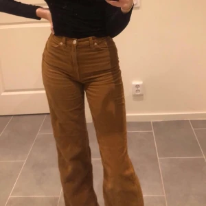 Manchester byxor - Bruna Manchester byxor, sitter så bra på! 🤎🧡 HÖGSTA BUD= 160 kr+frakt🧡