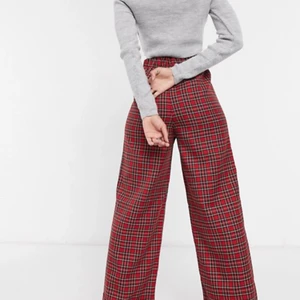 Rödrutiga byxor vintage - Superfina rödrutiga byxor köpta på secondhand. Sparsamt använda. (bild 1 + 2 lånade)