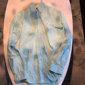 Skjorta  - Bra skick färg är i turkos 