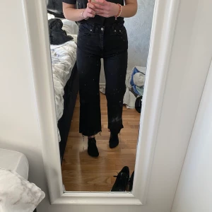 Jeans - Svarta jeans från lager 157, säljs då jag köpte ett par liknande! Bra skick, använd fåtal gånger! Villig att fixa paketpris vid köp av flera plagg! :)